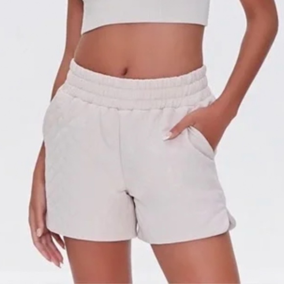 EUC Forever 21 Quilted Dolphin Hem Puffer Shorts Size Small - Picture 1 of 10